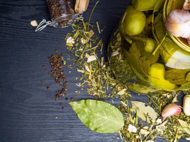 Kavanozlarda salatalık turşusu, konserve