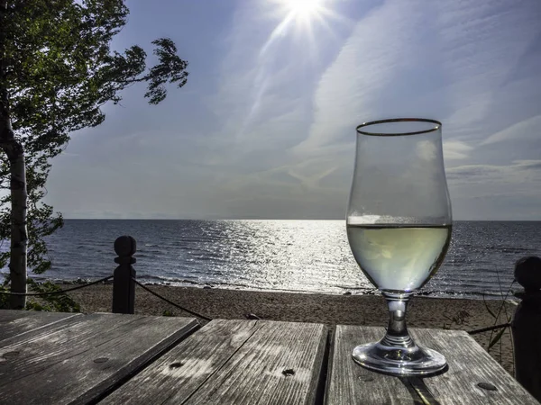 Wijn glas, een prachtig uitzicht op de zee, afgezwakt — Stockfoto