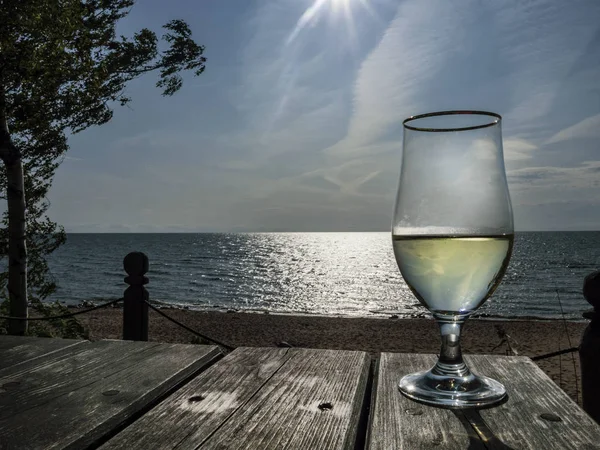 Glas vin och vacker utsikt över träytan — Stockfoto