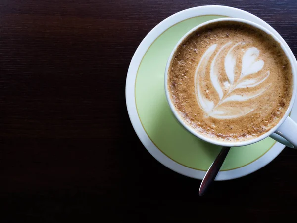 Kawa cappuccino lub latte z kształtem, przestrzeń do kopiowania — Zdjęcie stockowe