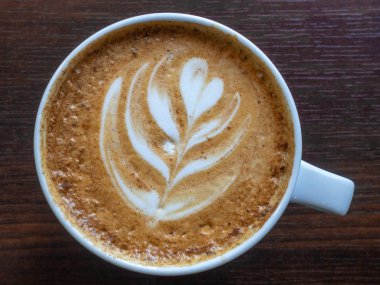 Moring ahşap masada bir fincan kahve