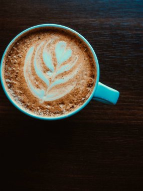 Moring ahşap masada bir fincan kahve