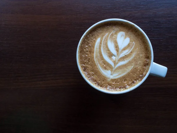 Kawę latte cappuccino w kształcie serca. Koncepcja miłości, ślubu i Walentynki. — Zdjęcie stockowe