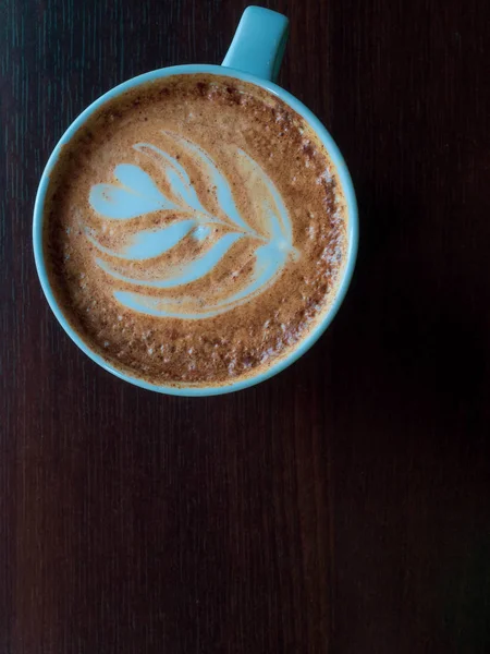 Kávovou kávu cappuccino s tvarově srdcem. Milostný koncept lásky, svatebních a Valentinek. — Stock fotografie