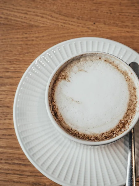 Una taza de café con leche caliente en madera marrón envejecida, concepto amante del café — Foto de Stock