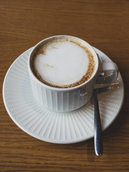 Einen Kaffee, flachen weißen Cappuccino oder Latte, in einem Café in einem weißen Becher — Stockfoto