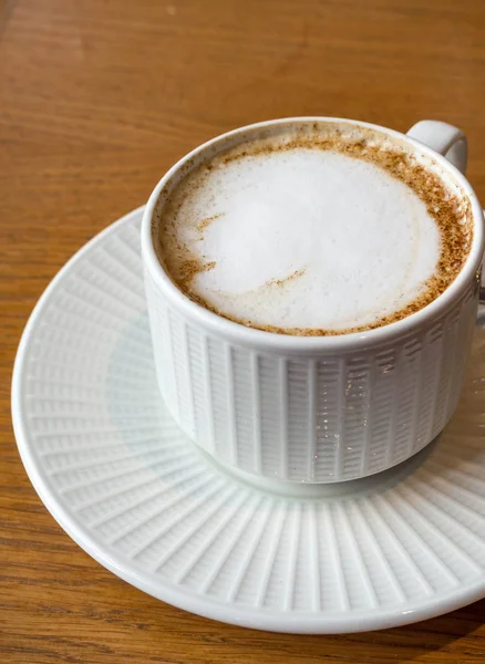 Um café, cappuccino branco plano ou latte, em um café em uma caneca branca — Fotografia de Stock