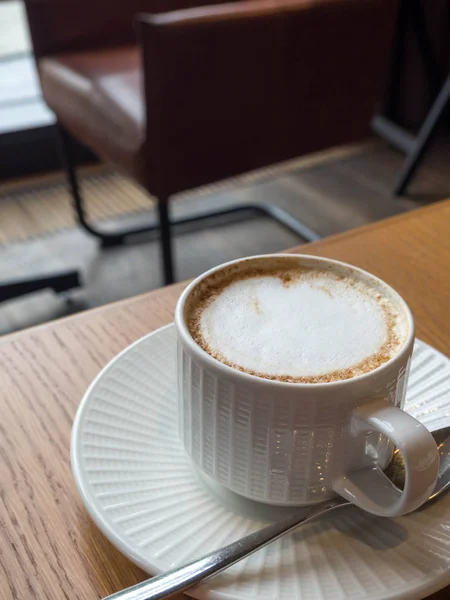 Taza de café con leche en la barra de madera — Foto de Stock