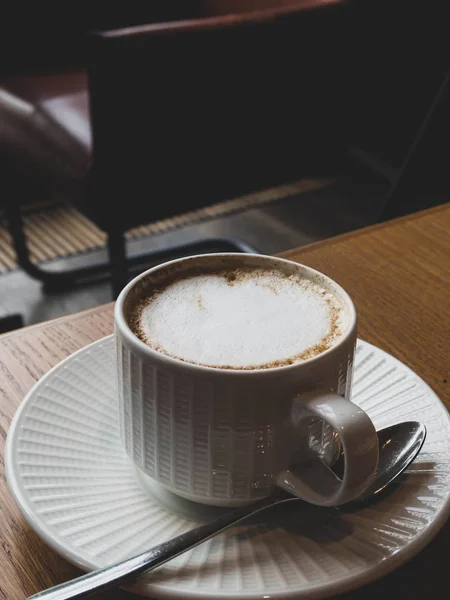 Tasse Kaffee Latte auf Holzriegel — Stockfoto