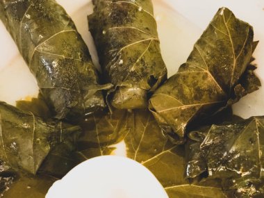 Rustik masada üzüm yapraklarında geleneksel gürcü dolma