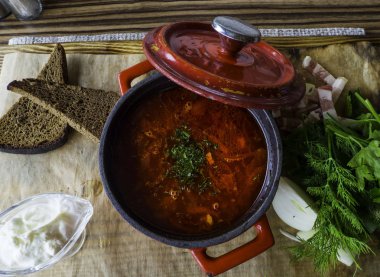 menü için fotoğraf, ekşi krema sarımsak ile kırmızı tencerede Rus borscht, ekmek, maydanoz, dereotu, domuz yağı, ekşi krema ile Ukrayna borscht, gıda arka plan, Gıda ve sağlık