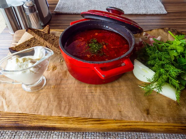 Borscht ruso tradicional ucraniano o sopa roja en la olla roja . — Foto de Stock