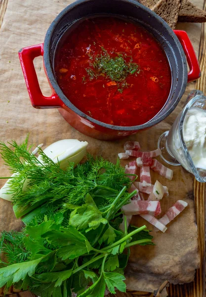 menü için fotoğraf, ekşi krema sarımsak ile kırmızı tencerede Rus borscht, ekmek, maydanoz, dereotu, domuz yağı, ekşi krema ile Ukrayna borscht, gıda arka plan, Gıda ve sağlık