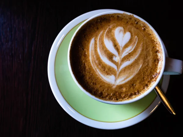 Filiżanka cappuccino z Latte Art drewniane tło. — Zdjęcie stockowe