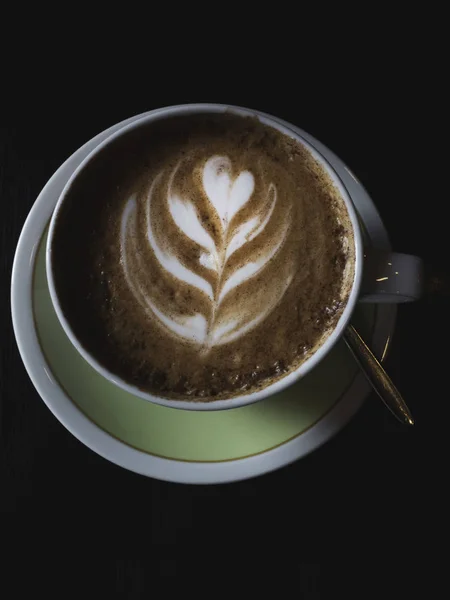 Copa de capuchino con latte arte fondo de madera . — Foto de Stock