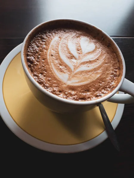 Filiżanka cappuccino z Latte Art drewniane tło. — Zdjęcie stockowe