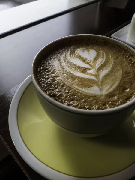 Copa de capuchino con latte arte fondo de madera . — Foto de Stock