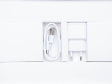 Beyaz üzerine yalıtılmış akıllı telefon için şarj cihazı