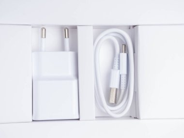 beyaz arka planda dc adaptörbeyaz güç ac, beyaz kutu içinde şarj cihazı