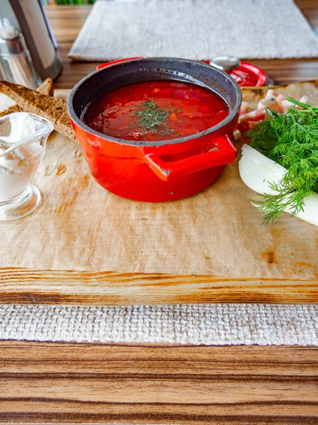 Borscht ruso tradicional ucraniano o sopa roja en la olla roja . — Foto de Stock