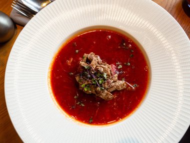 pancar kök çorbası borsch beyaz arka plan üzerinde izole kase