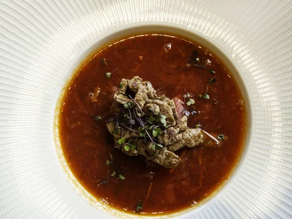 pancar kök çorbası borsch beyaz arka plan üzerinde izole kase