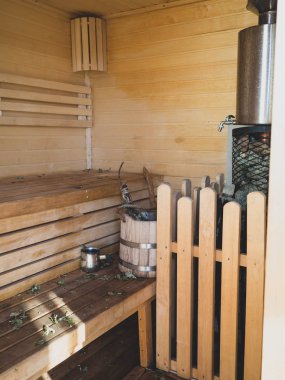 soba ve küvet ile rus güneşli temiz ahşap hamam