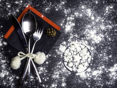 Eski ahşap arka plan üzerinde xmas süsler ile Noel yemeği plaka dekorasyon. Mutlu noel kartı. Kış tatili teması. Yeni Yılınız Kutlu Olsun. Metin için alan.