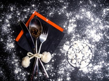 Eski ahşap arka plan üzerinde xmas süsler ile Noel yemeği plaka dekorasyon. Mutlu noel kartı. Kış tatili teması. Yeni Yılınız Kutlu Olsun. Metin için alan.