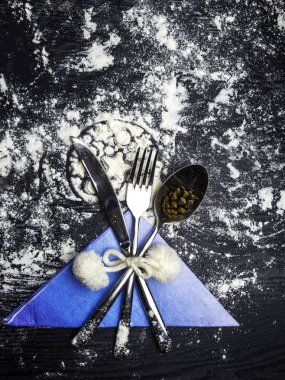 Tatil akşam yemeği üst görünümü için zarif noel masası ayarı. Metin için boş alan.