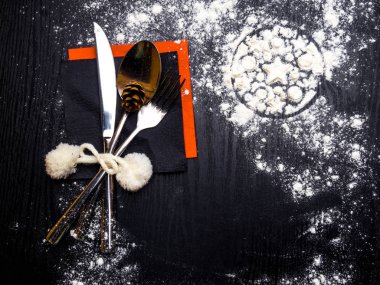 Eski ahşap arka plan üzerinde xmas süsler ile Noel yemeği plaka dekorasyon. Mutlu noel kartı. Kış tatili teması. Yeni Yılınız Kutlu Olsun. Metin için alan.