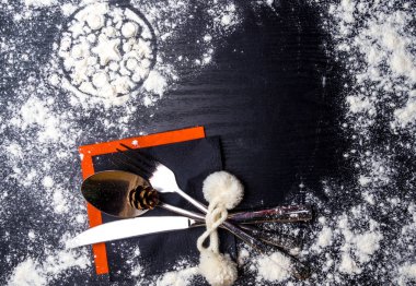 Eski ahşap arka plan üzerinde xmas süsler ile Noel yemeği plaka dekorasyon. Mutlu noel kartı. Kış tatili teması. Yeni Yılınız Kutlu Olsun. Metin için alan.