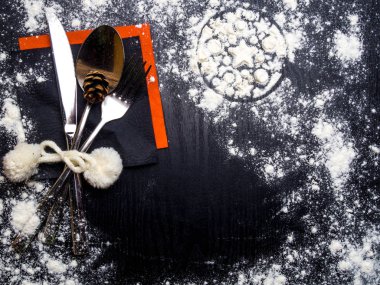 Eski ahşap arka plan üzerinde xmas süsler ile Noel yemeği plaka dekorasyon. Mutlu noel kartı. Kış tatili teması. Yeni Yılınız Kutlu Olsun. Metin için alan.