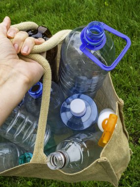 alışveriş için Eko dostu çanta plastik şişeler, elinde - keten, çuval, örgü çanta. Sıfır atık arka plan