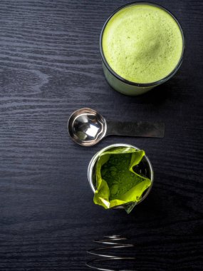 Bir fincanda yeşil çay latte. Detoks konsepti, En iyi görüş. Kopyalama alanı.