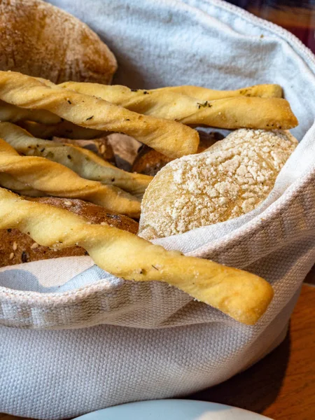 Grissini di pane e grissini croccanti in cesto con burro — Foto Stock