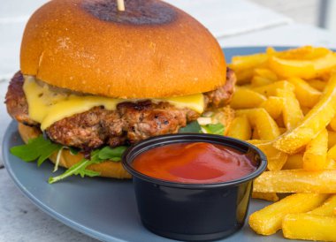 Et pirzama, patates kızartması ve Daldırma Sos, seçici odak ile Gurme Tasty Steak Burgers