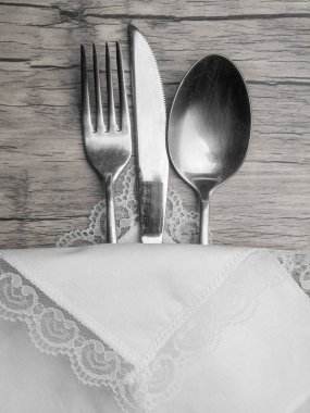 Şenlikli Tebrik Kartı Merry Christmas and Happy New Year, Kış tatili akşam yemeği kaşık, çatal, ahşap arka plan üzerinde beyaz peçete bıçak