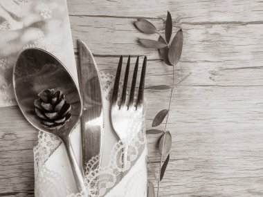 Noel menü konsepti . Xmas süslemeleri ve koni ile Düz yatıyordu, peçete ile ayarlanmış gümüş çatal bıçak kaşık. Kopyalama alanı