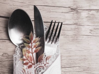 Şükran günü sonbahar yer ayarıyla çatal bıçak takımı