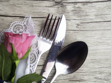 Pembe gül ile Sevgililer Günü romantik sekme ayarı, beyaz ahşap arka plan üzerinde çatal. Boş tabak. Metniniz için sahte tasarım düzeni. Aşk Sevgililer kavramı. Kopya alanı. Üst te. Düz yatıyordu.