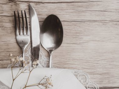 Şenlikli Tebrik Kartı Merry Christmas and Happy New Year, Kış tatili akşam yemeği kaşık, çatal, ahşap arka plan üzerinde beyaz peçete bıçak, sıcak renklerde tonda