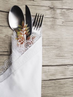 Çatal bıçak takımı, sonbahar arka plan, Sonbahar ruh hali, Cadılar Bayramı, Tatil kavramı ile Şükran sonbahar yer ayarı. Üst Görünüm. seçici odaklama.