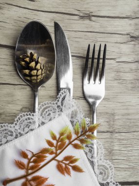 Noel veya thansgiving tatil yemeği için şenlikli ayar. Kopya alanı ile eski ahşap arka plan üzerinde beyaz peçete vintage çatal