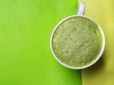 Bir fincanda yeşil kahvelatte. Üst te. Kopyalama alanı.