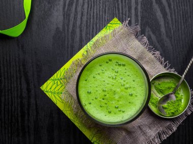Japon matcha yeşil çay ve matcha yeşil çay tozu ahşap masada, kopya alanı