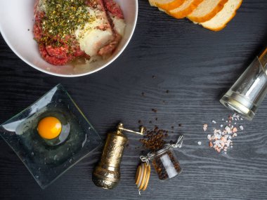 kıyma, ekmek dilimleri, baharatlar, biber, ahşap arka plan üzerinde yumurta, boş alan. Farklı kıyma pişirmek için hazırlanan malzemeler, rissole Top görünümü.