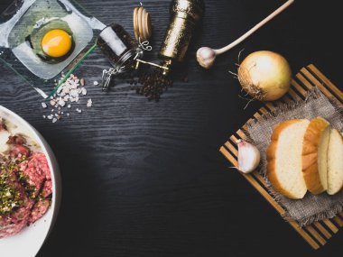 Yumurta, et, ekmek, soğan, sarımsak, tahta üzerine otlar, kopya alanı gibi malzemelerle köfte hazırlanması