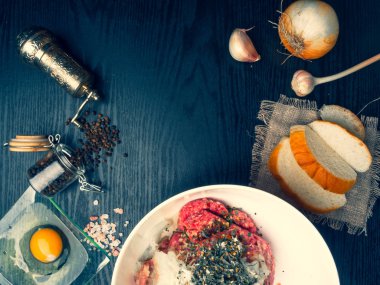 Yumurta, et, ekmek, soğan, sarımsak, tahta üzerine otlar, kopya alanı gibi malzemelerle köfte hazırlanması