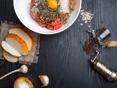 Yumurta, et, ekmek, soğan, sarımsak, tahta üzerine otlar, kopya alanı gibi malzemelerle köfte hazırlanması
